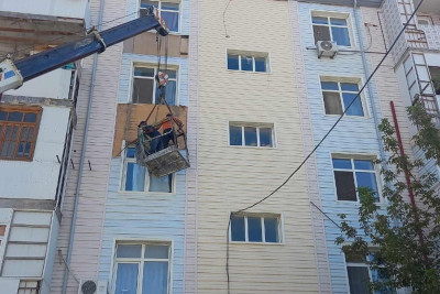 Şirvanda yaşayış binasının fasadında yanar üzlüyün sökülməsi təmin edilib