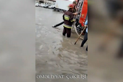 "Binə" və "Sədərək" ticarət mərkəzlərini su basıb - VİDEO
