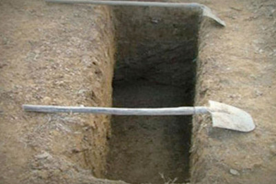 Ağsuda kişi qazdığı qəbirə düşərək ölüb