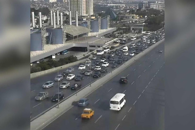Bakının bir sıra yollarında tıxac yaranıb- SİYAHI