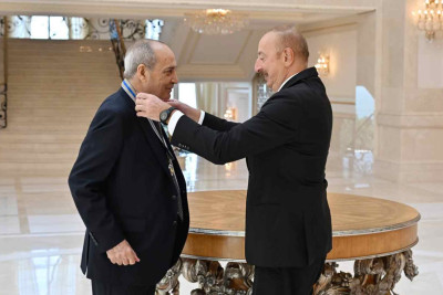 İlham Əliyev Xalq artisti Rasim Balayevə “İstiqlal” ordenini təqdim edib