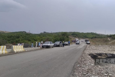Şamaxıda turistləri daşıyan avtobus qəzaya düşüb, qadın və azyaşlı yaralanıb - YENİLƏNİB