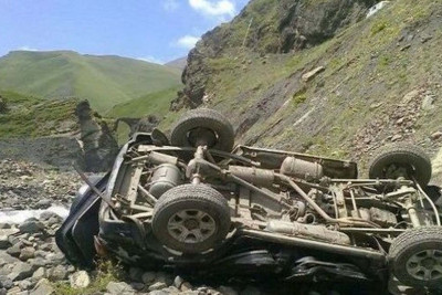 Yardımlıda “UAZ” dərəyə aşıb
