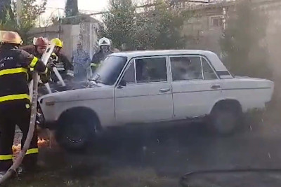 Yevlaxda avtomobil yanıb - VİDEO