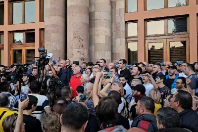 İrəvandakı hökumət binasının qarşısında keçirilən etiraz aksiyasına keçmiş deputat rəhbərlik edir