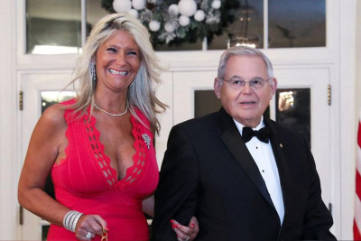 Robert Menendes istefa verib