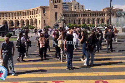 Yerevanda insanlar yenidən hökumət binası yaxınlığında toplaşır - FOTO