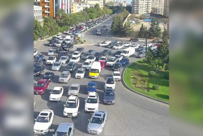 Bakının bir sıra yollarında tıxac yaranıb - SİYAHI