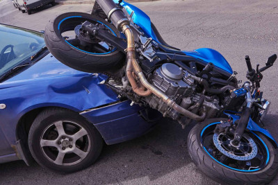Gəncədə motosikletlə minik avtomobili toqquşub, bir nəfər ölüb