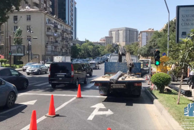Bakının bəzi küçələrində yeni tipli işıqfor dirəkləri quraşdırılıb