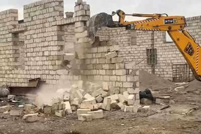 Abşeronda qanunsuz tikililər sökülüb