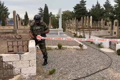 Bakıda qəbiristanlıqda basdırılmış tapança və əl qumbarası tapılıb
