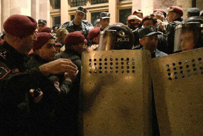 Ermənistan polisi Rusiya səfirliyinə giriş-çıxışı bərpa edib, saxlanılanlar var