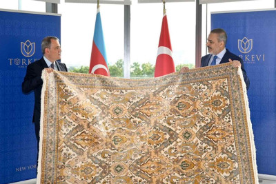 Ceyhun Bayramov Hakan Fidana Qarabağ xalçası hədiyyə edib