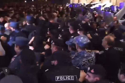 İrəvanda aksiya iştirakçıları polisi əlbir olmağa çağırıb - YENİLƏNİB