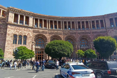 Vətəndaşlar Ermənistanın hökumət binası yaxınlığında toplaşmağa başlayıblar
