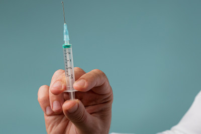 Özünə antibiotik vuran həkim şoka düşərək ölüb