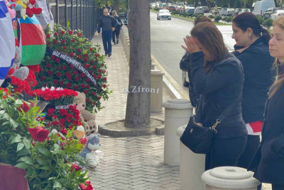 Bakı sakinləri göz yaşlarını saxlaya bilməyiblər