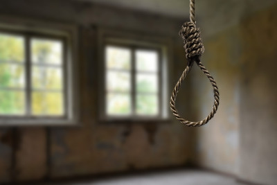 Daşkəsəndə 20 yaşlı gənc baba evində özünü ağacdan asıb