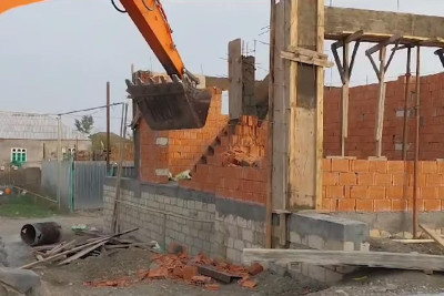 Yevlaxda qanunsuz tikili ilə bağlı tədbir görülüb - VİDEO