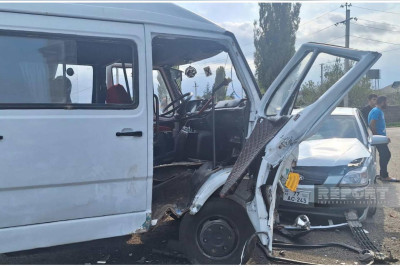 Lənkəranda mikroavtobusla minik avtomobili toqquşub