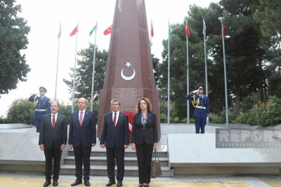 Şimali Kipr Prezidenti Fəxri və Şəhidlər xiyabanlarını ziyarət edib