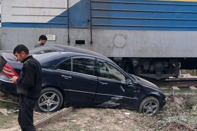 Azərbaycanda elektrovoz avtomobillə toqquşub