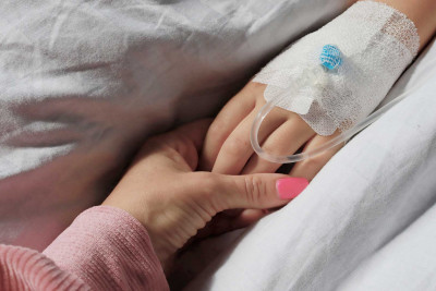 Bakıda avtomobil 3 yaşlı körpəni vurub
