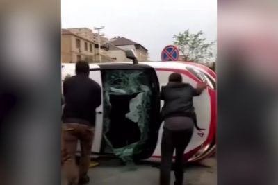 Xırdalan: təcili tibbi yardım maşını digər avtomobillə toqquşaraq aşıb