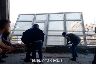 Güclü külək binanın pəncərəsini çərçivəsindən çıxarıb - VİDEO