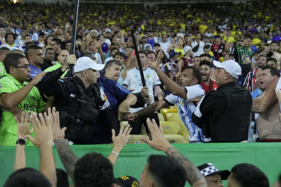 Braziliya - Argentina matçında azarkeşlərlə polis arasında qarşıdurma olub