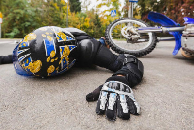Günəşlidə avtomobil motosikletçini vuraraq xəsarət yetirib