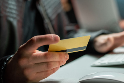 Bank kartından oğurluq edən ata və oğul saxlanılıblar