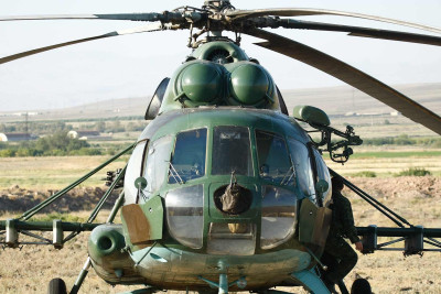 Özbəkistanda helikopter təlim uçuşu zamanı qəzaya uğrayıb