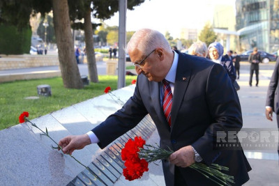 Türkiyənin milli müdafiə naziri Bakıda Türk şəhidliyini ziyarət edib