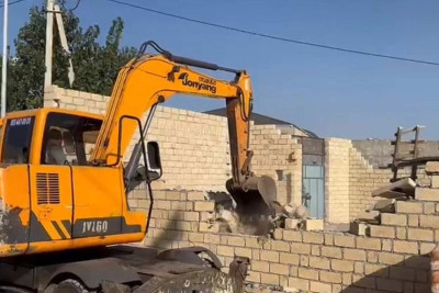 Gəncədə qanunsuz tikili sökülüb