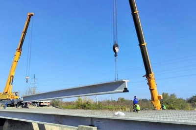 Qudyalçay üzərində inşa olunan yeni körpünün aşırım tirləri montaj olunub