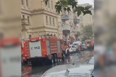 Bakının mərkəzində yaşayış binasında yanğın başlayıb