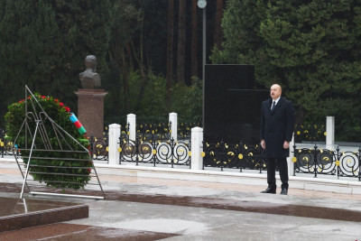 Prezident İlham Əliyev Ümummilli Lider Heydər Əliyevin məzarını ziyarət edib