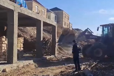 Xırdalanda qanunsuz tikili sökülüb - VİDEO