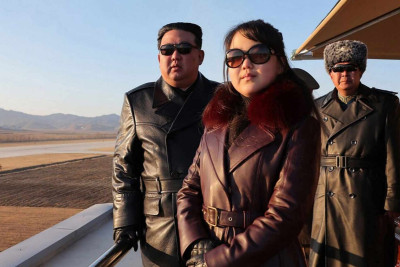 Şimali Koreya lideri qızı ilə birlikdə aviabazada yoxlanış keçirib