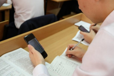 Rusiya məktəblərində mobil telefondan istifadə qadağan edilir