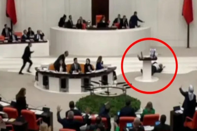 Türkiyə parlamentində çıxışı zamanı yıxılan deputat vəfat edib