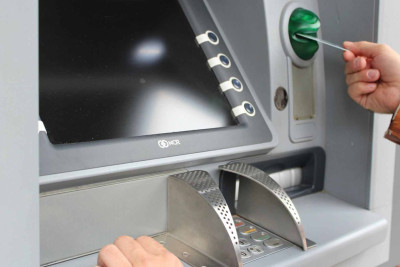 Abşeron: bank kartından 6 500 manat oğurlayan qadın saxlanılıb
