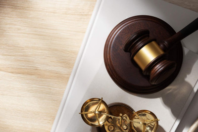 Elariz Məmmədoğlunun qızı milyonluq dələduzluqda təqsirləndirilən həyat yoldaşının məhkəməsində ifadə verib