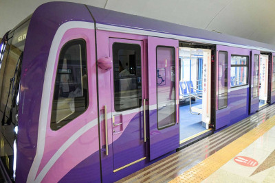 Bakı metrosunda qadın relslərin üzərinə yıxılaraq ölüb