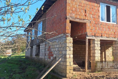 Astarada torpaq sürüşməsi olub, bir evin divarlarında çatlar yaranıb