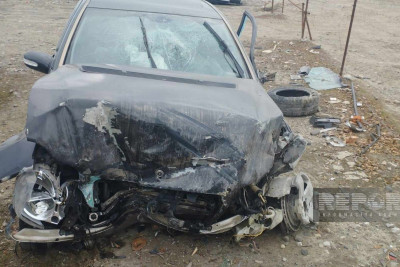 Kürdəmir: avtomobil beton lövhəyə çarpılıb, bir ailənin 3 üzvü xəsarət alıb - FOTO