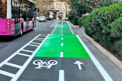 Velosipedçilər və skuterçilər üçün yaşıl boyalı yol çəkilib
