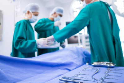 Həkimin yalnış əməliyyatı pasiyentin səhhətində problemlərə yol açıb – İDDİA